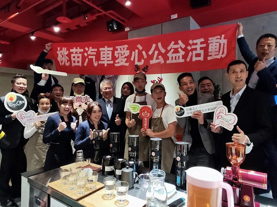 三大社福團體(大心社會福利協會、微光社會福利協會及愛爾德服務協會)與桃苗汽車於聖誕送暖活動合影