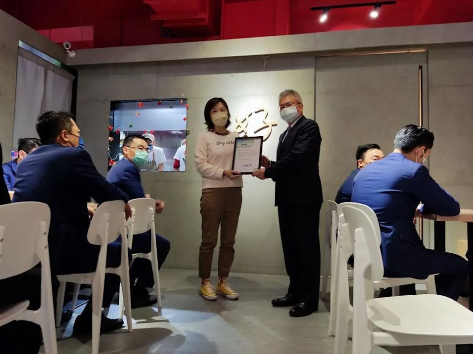 大心社會福利協會陳力瑀公關長(左)致贈感謝狀給桃苗汽車張喬柏總經理(右)